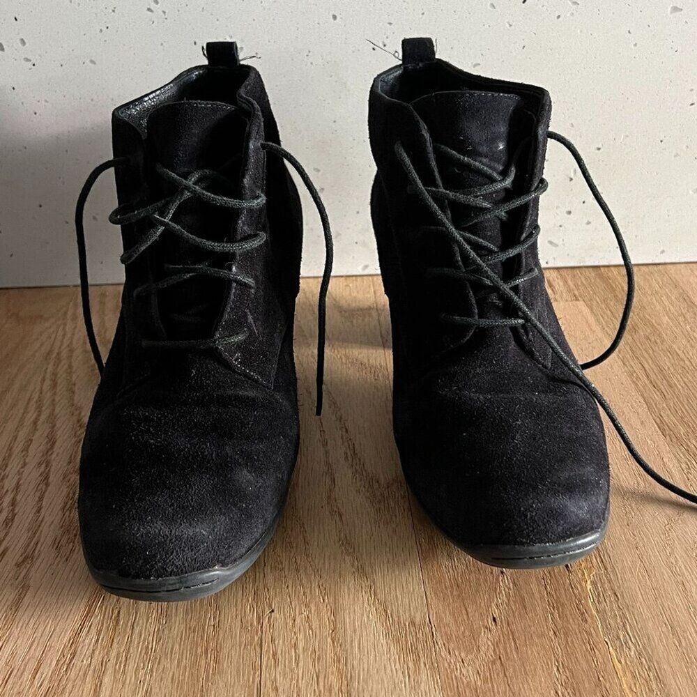 Clarks Artisan Leyden Bell‎ black suede lace-up low block heel ankle bootie 7M - Picture 3 of 9